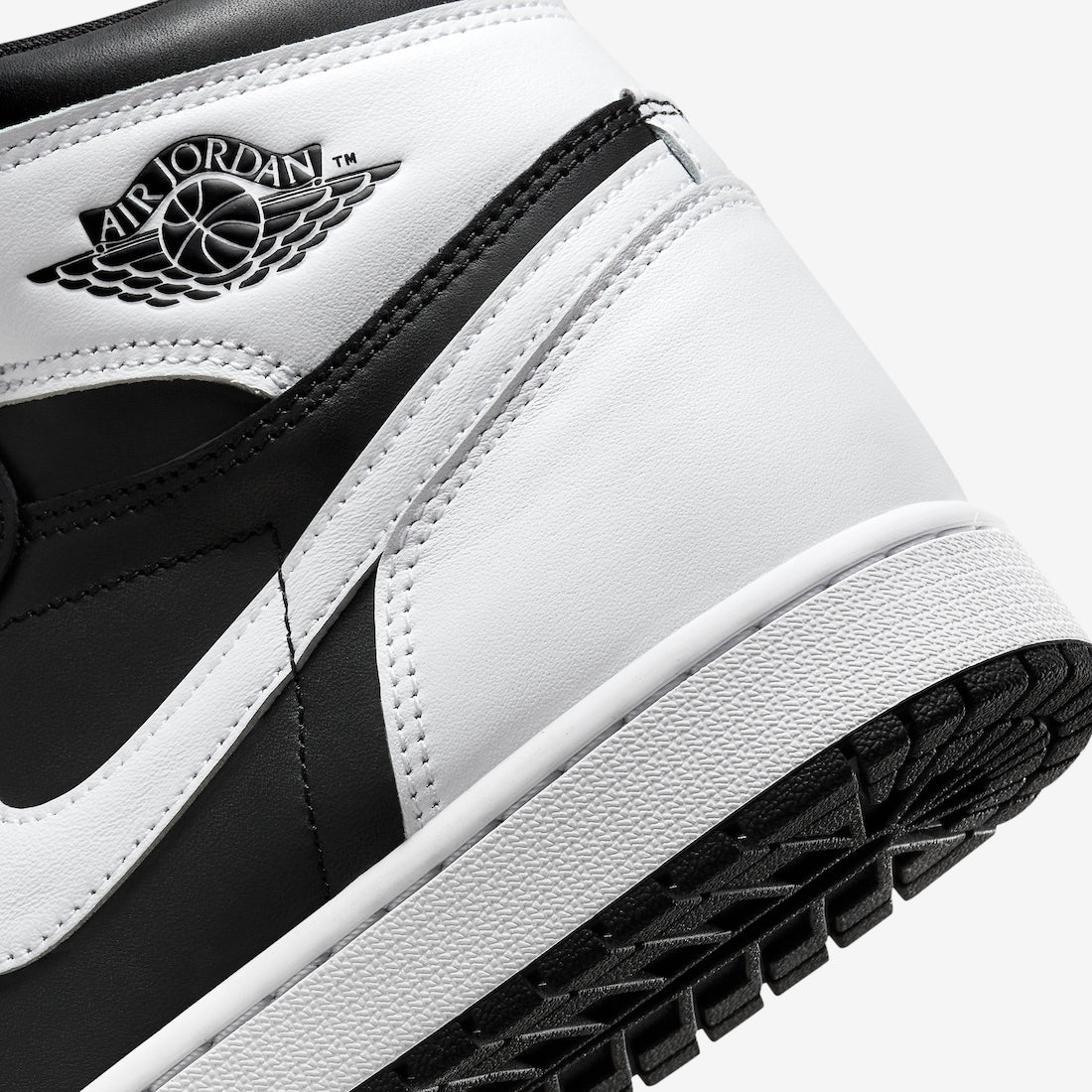 Air Jordan 1 High “Black / White”