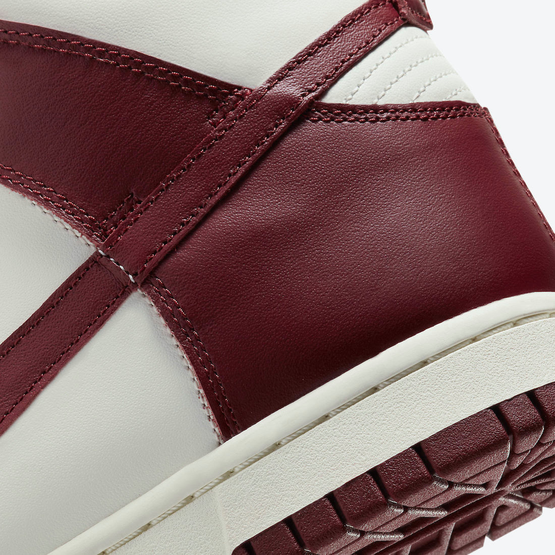 Nike Dunk High WMNS "Team Red"