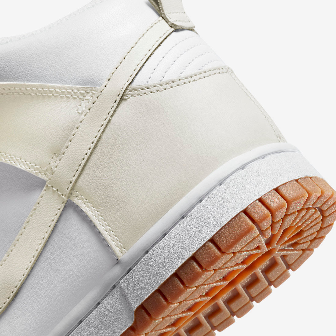 Nike Dunk High WMNS “Sail / Gum”
